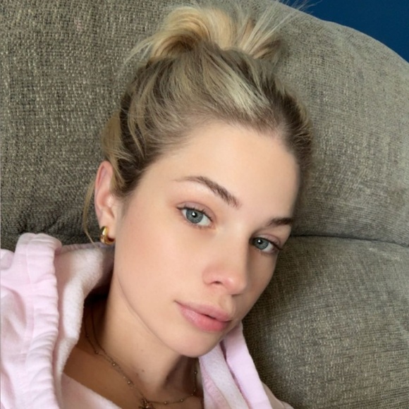 Meet your Posher, Breanna - Picture 2 of 3